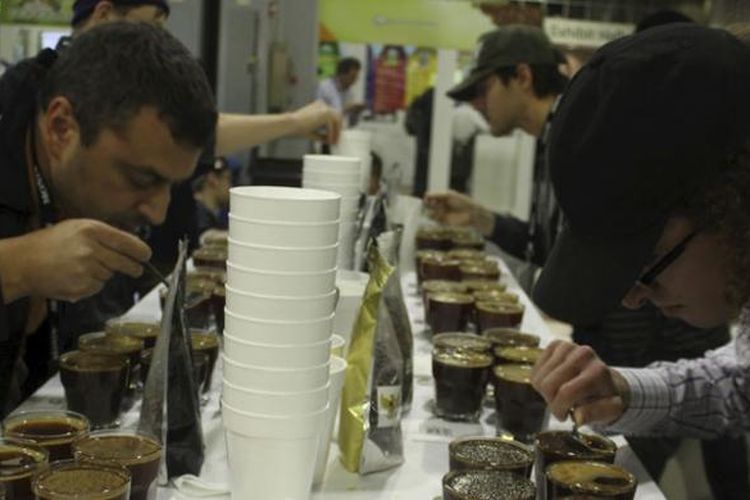 Penguji dari sejumlah negara melakukan uji cita rasa (cuppng) beberapa jenis kopi spesial (specialty coffee) dari Indonesia dalam Specialty Coffee Association of America (SCAA) Expo di Georgia World Congress Center, Atlanta, Georgia, Amerika Serikat, Minggu (17/4/2016) waktu Atlanta. Uji cita rasa kopi ini merupakan salah satu tradisi untuk menentukan skor setiap jenis kopi spesial. Nilai kopi-kopi spesial dari Indonesia rata-rata 83,56 atau di atas standar yang ditetapkan SCAA, yakni 80.