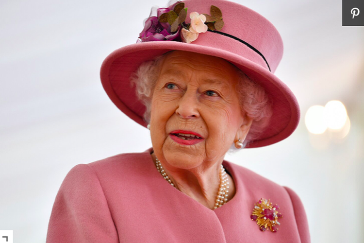 Ratu Elizabeth mengenakan mantel merah muda dan bros emas bertahktakan berlian dan ruby.