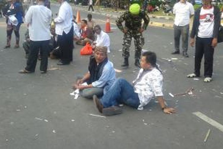 Seorang pendukung Prabowo-Hatta, usai melakukan orasi di depan gedung Mahkamah Konstitusi, Jalan Medan Merdeka Barat, Jakarta Pusat, Jumat (8/8/2014).