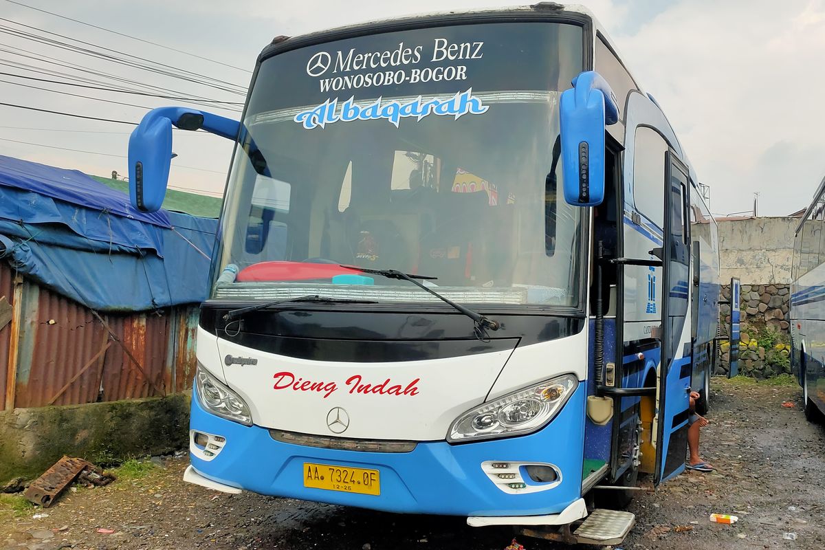 Bus AKAP PO Dieng Indah di Terminal Ciawi, Bogor