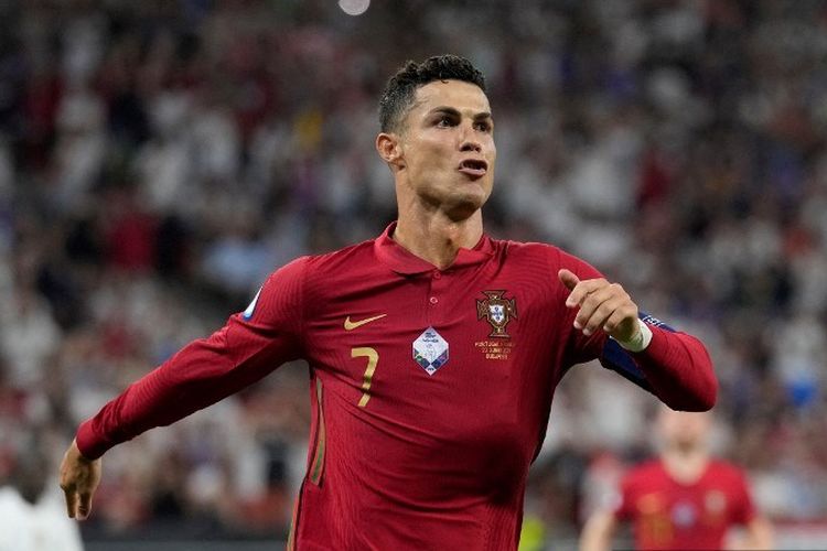 Pemain Portugal Cristiano Ronaldo melakukan selebrasi setelah mencetak gol penalti pada pertandingan UEFA EURO 2020 Group F antara Portugal dan Perancis di Puskas Arena, Budapest 23 Juni 23, 2021. Terdekat, Ronaldo akan memimpin timnas Portugal menghadapi Piala Dunia 2022 Qatar yang dijadwalkan berlangsung pada 20 November-18 Desember. Ronaldo yang kini berusia 37 tahun termasuk dalam daftar 10 pemain tertua Piala Dunia 2022 Qatar. (Photo by Darko Bandic / POOL / AFP)