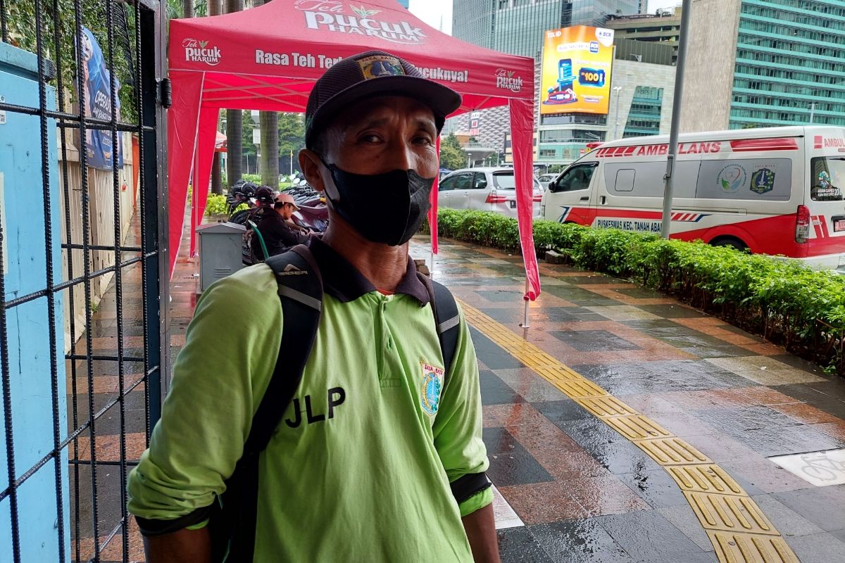 Wasliman Rudi (48), pegawai penyedia jasa lainnya perorangan (PJLP) di Dinas Pertamanan dan Hutan Kota (Distamhut) DKI Jakarta tersebut, ditemui di Bundaran Hotel Indonesi, Jakarta Pusat, Minggu (1/1/2023).
