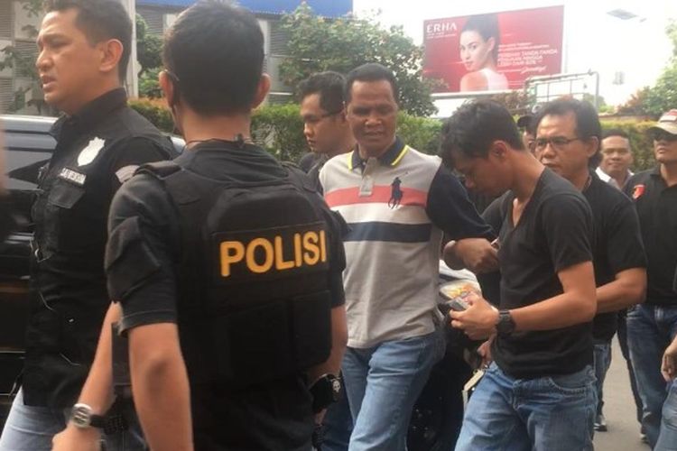 Anggota Polres Metro Jakarta Barat menangkap Hercules yang diduga terlibat dalam kasus penguasaan lahan milik PT Nila Alam di Jalan Daan Mogot KM 18, Kalideres, Jakarta Barat. Ia ditangkap di kediamannya di Kompleks Kebon jeruk indah, blok E 12 A, Kembangan, Jakarta Barat pada Rabu (21/11/2018). 