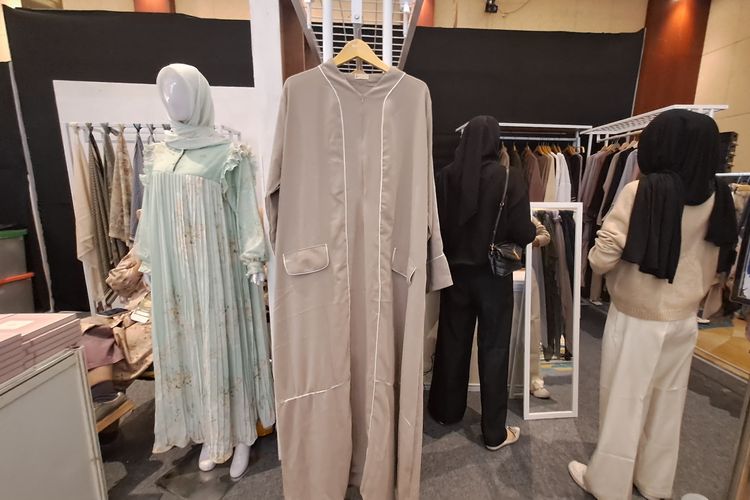 Salah satu koleksi gamis dari Alur Cerita yang ada di Sisterhood Modest Bazaar. Rabu (27/03/2024)