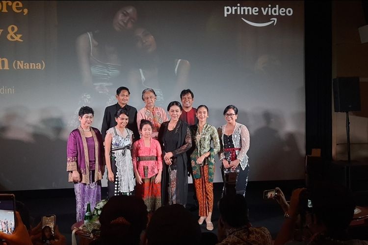 Segenap Cast, produser dan sutradara film Before, Now & Then dalam acara movie screening di kawasan Senayan, Jakarta Pusat, Kamis (18/8/2022). 