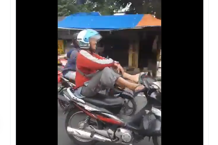 Pengendara motor dengan kaki