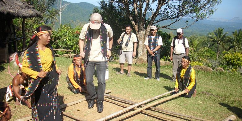 Wisatawan di Kampung Melo, Desa Liang Ndara, Kabupaten Manggarai Barat, Nusa Tenggara Timur, Selasa (31/5/2011).