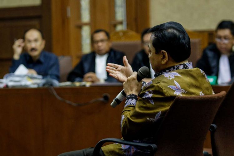 Setya Novanto dihadirkan sebagai saksi pada sidang kasus dugaan perintangan penyidikan terdakwa Fredrich Yunadi di Pengadilan Tipikor, Jakarta, Kamis (3/5/2018). Pada sidang kasus tersebut Fredrich Yunadi didakwa bersama-sama dengan dokter Bimanesh Sutarjo telah melakukan rekayasa agar Setya Novanto dirawat di Rumah Sakit Medika Permata  Hijau untuk menghindari pemeriksaan oleh penyidik KPK.