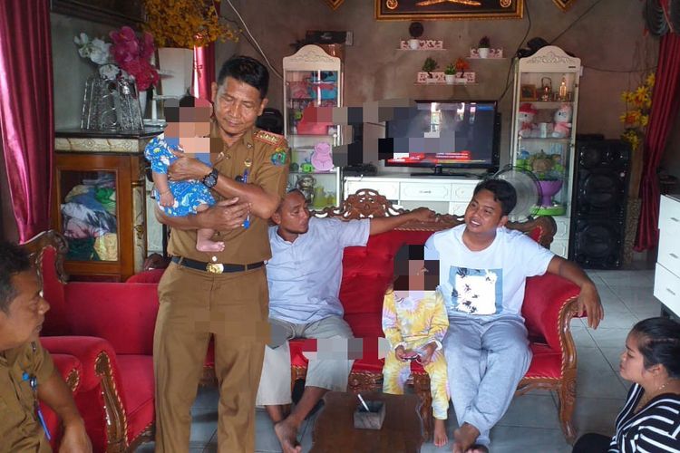 Bayi laki laki berusia 4 bulan di Desa Mansalong kecamatan Lumbis kabupaten Nunukan Kalimantan Utara, dinyatakan positif covid-19 dalam gendongan ASN Kantor camat Lumbis (istimewa)