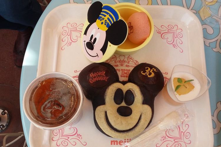 Roti berbentuk kepala Mickey Mouse yang berisi coklat, keju, dan kacang merah yang dibuat sebagai salah satu menu khusus dalam perayaan ulang tahun ke-35 Tokyo Disneyland.