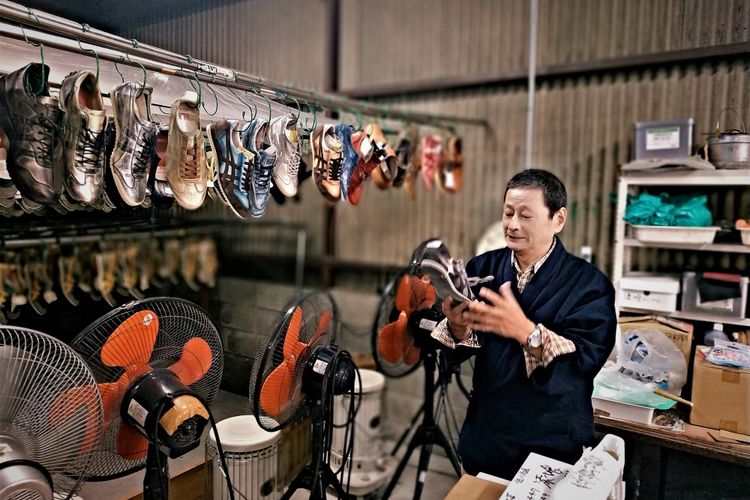 Sagawa-san mengamati sepatu Onitsuka Tiger Nippon Made yang dijemurnya di bengkelnya di Osaka Prefecture, Rabu (24/10/2019)