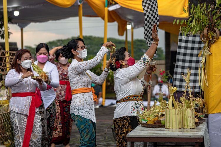 Umat Hindu mengikuti upacara Tawur Agung Kesanga di Pura Agung Giri Natha, Semarang, Jawa Tengah, Rabu (2/3/2022). Upacara yang diselenggarakan secara terbatas di tengah pandemi COVID-19 itu untuk memohon kesejahteraan dan keselarasan alam semesta sekaligus sebagai simbol penyucian diri sehari sebelum Hari Raya Nyepi Tahun Baru Saka 1944.