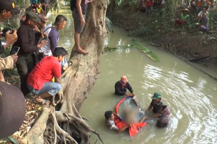 Jasad Sukirno, satu dari dua agen sapi yang ditemukan tewas mengambang di sungai, Minggu (3/11/2019). Diduga kedua agen sapi itu dibunuh karena masalah utang piutang. 