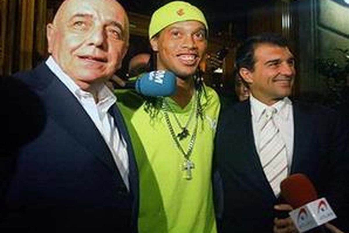Ronaldinho diapit Wakil Presiden AC Milan, Adriano Galliani (kiri) dan Presiden Barcelona, Joan Laporta (kanan). Mereka berpose bersama setelah terjadi kesepakatan transfer.
