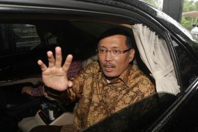 Sekjen Mahkamah Konstitusi (MK) Janedjri M. Gaffar usai menjalani pemeriksaan penyidik KPK di Jakarta Selatan, Senin (20/1/2014). KPK memeriksa Sekjen MK Janedjri M. Gaffar sebagai saksi kasus dugaan Tindak Pidana Pencucian Uang (TPPU) suap pengurusan sengketa Pilkada dengan tersangka mantan Ketua MK Akil Mochtar. TRIBUNNEWS/HERUDIN