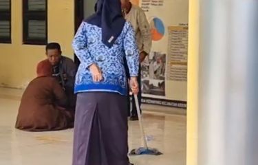 Istri Dijual Suami Dngn Teman Porn - Dipergoki Selingkuh, Istri di Gresik Mencoba Bunuh Diri dengan Minum Obat  di Balai Desa