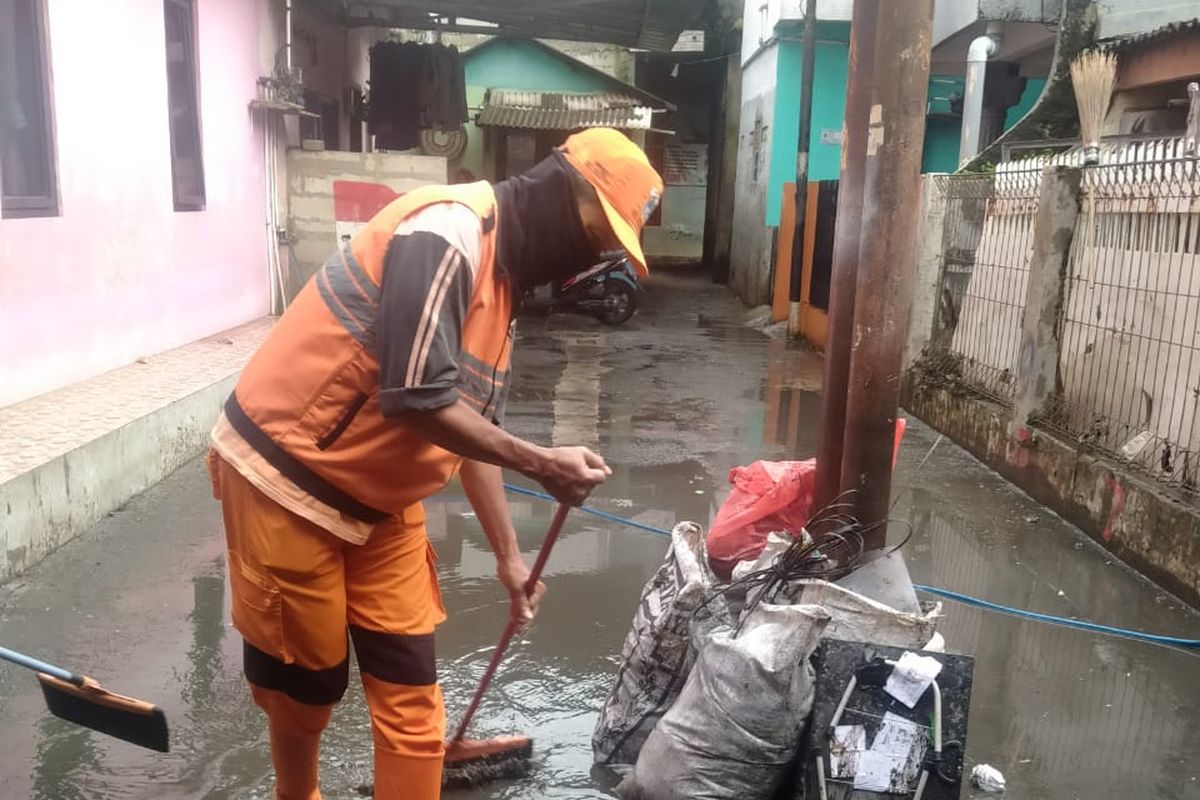 Banjir di Kelurahan Cililitan, Kecamatan Kramatjati, Jakarta Timur, mulai surut pada Selasa (9/2/2021). Petugas terlihat membersihkan lumpur.
