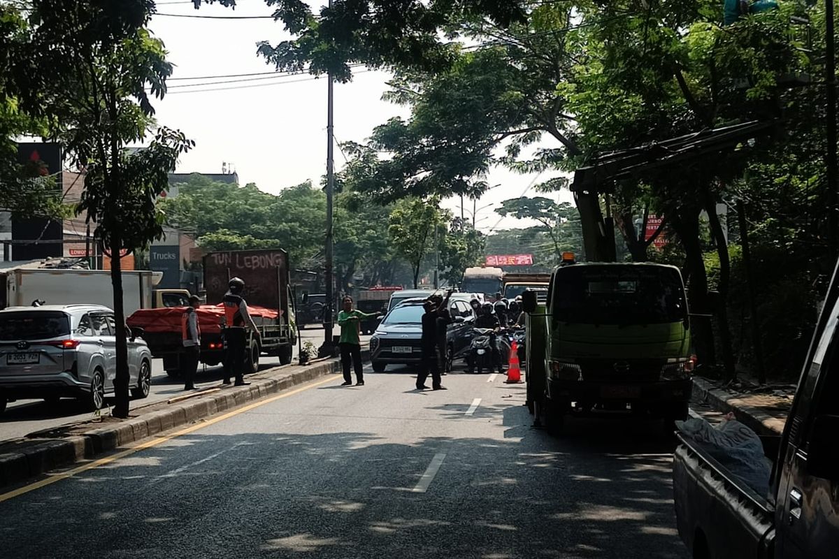 Tiang kabel di Jalan Ir Juanda, Ciputat, Tangerang Selatan, miring setelah ditabrak truk pada Senin (14/8/2023) subuh. Imbasnya, arus lalu lintas dari arah Lebak Bulus menuju Ciputat macet. 
