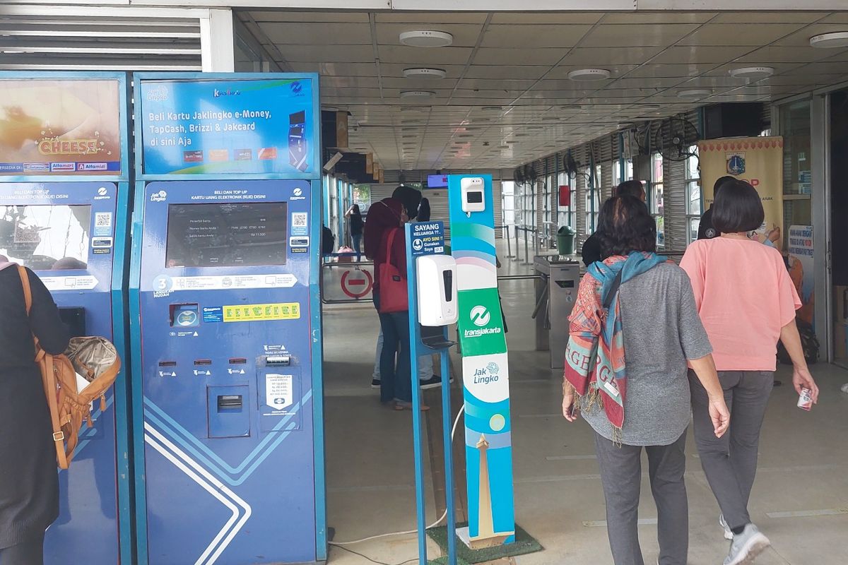 Calon penumpang tengah mengisi saldo di Halte Terminal Kalideres, Jakarta Barat, pada Rabu (5/10/2022) pagi.