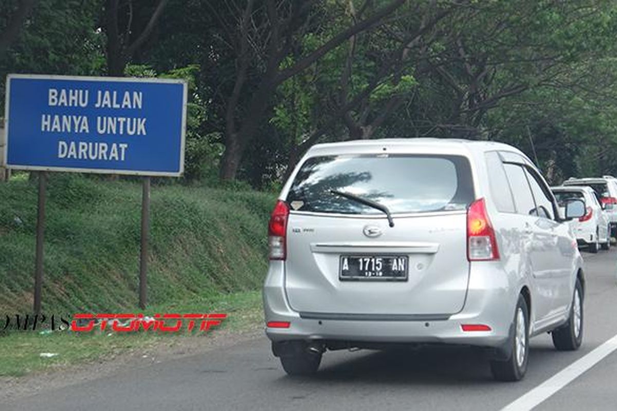 Pengemudi kerap kali melanggar peruntukan bahu jalan di jalan tol.