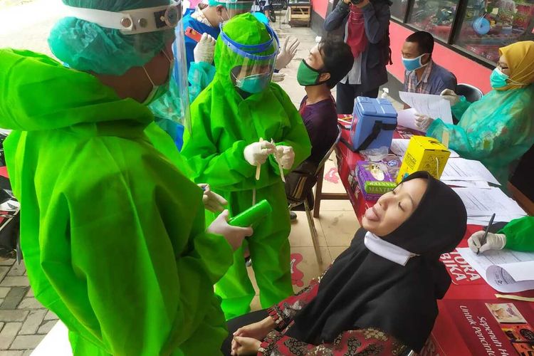 Tes swab terhadap pedagang di Pasar Manis Purwokerto, Kabupaten Banyumas, Jawa Tengah, Selasa (7/6/2020).