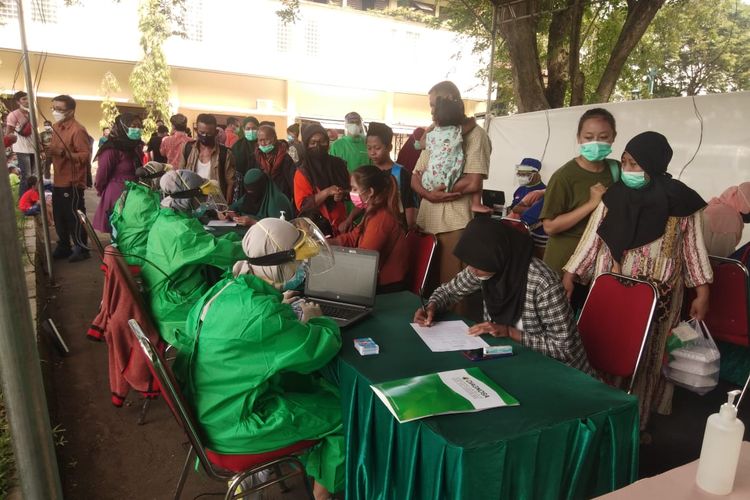 Suasana tes swab para pengungsi korban kebakaran tangki minyak PT Pertamina (Persero) RU VI Balongan Indramayu di GOR Bumi Patra, Balongan, Indramayu, Rabu (7/4/2021). Dari 870 pengungsi hanya 47 orangnya mau diswab dan sisanya langsung memilih pergi ke rumah masing-masing.