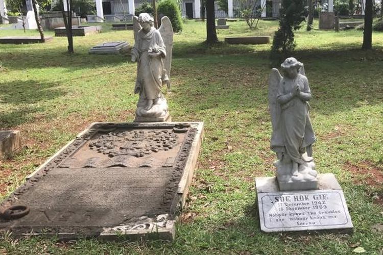 Makam Soe Hok Gie di Museum Taman Prasasti. Museum ini juga merupakan area pemakaman untuk orang-orang Belanda yang pernah tinggal di Batavia, nama lama dari Jakarta. Lokasinya ada di Jalan Tanah Abang No 1, Jakarta Pusat. Museum ini memiliki koleksi prasasti nisan kuno serta miniatur makam khas dari 27 provinsi di Indonesia, beserta koleksi kereta jenazah antik