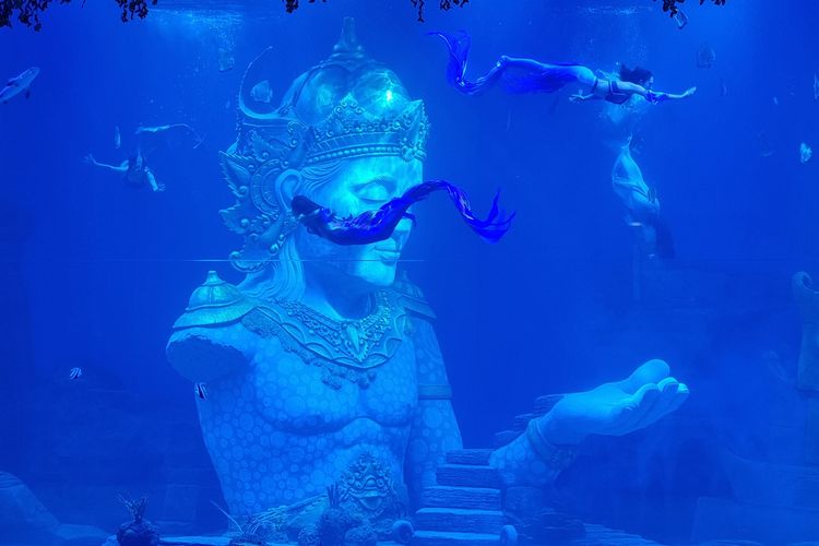 Pertunjukan Varuna di Taman Safari Bali, pentas teatrikal bawah air.