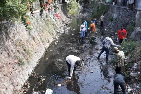Terjaring Operasi Yustisi, 41 Warga Dihukum Bersihkan Sungai di Solo