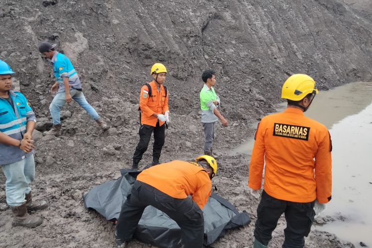 Basarnas temukan korban pertama dari longsoran tambang batu bara PT PMJ di KTT Kaltara. Ada 2 korban yang diduga tertimbun longsoran. Basarnas masih melanjutkan pencarian 