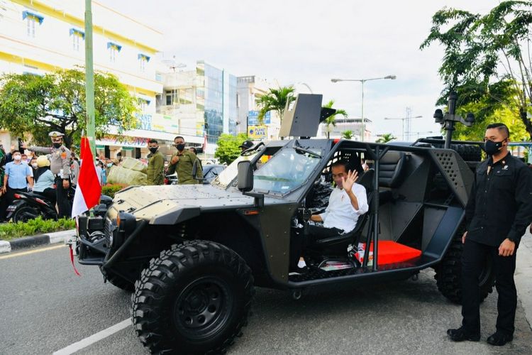 Presiden Joko Widodo menyusuri jalan di Tarakan, Kaltara, menggunakan rantis P6 ATAV V1 yang dimiliki oleh Paspampres, Selasa (19/10/2021).