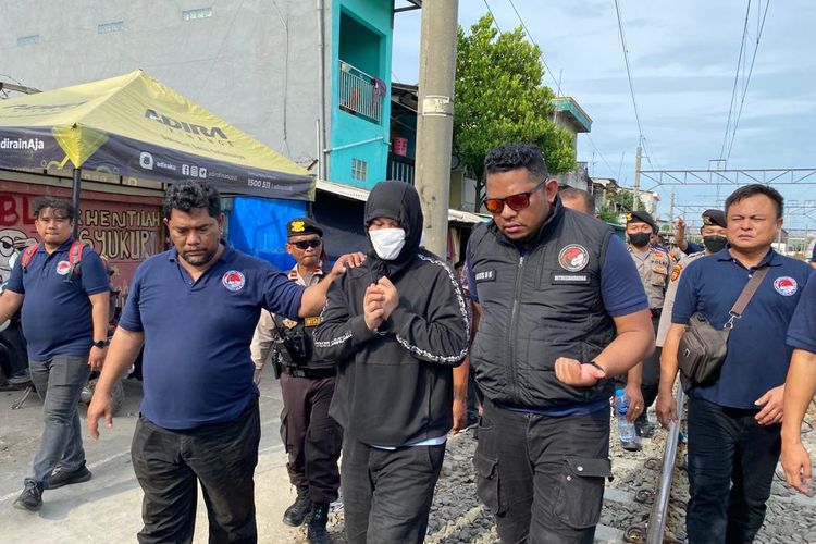 Rekonstruksi penyerahan sabu, dari Aiptu Janto Situmorang ke bandar narkoba Alex Bonpis di Kampung Bahari, Jakarta Utara, Kamis (19/1/2023). Janto melakukan beberapa adegan saat bertemu dengan Alex. 