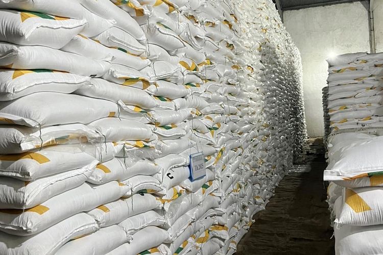 Tumpukan gula petani di gudang (Ilustrasi)