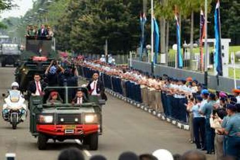 Jokowi Deg-degan Naik Panser Anoa Amphibi