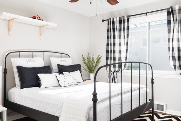 Ilustrasi kipas angin gantung di kamar tidur. 