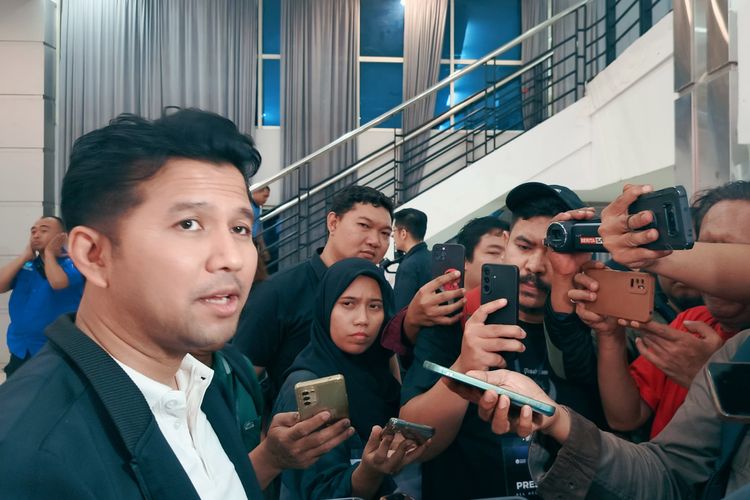 Wakil Gubernur Jawa Timur Emil Dardak saat menjawab pertanyaan sejumlah jurnalis Surabaya, Selasa (29/7/2025) malam.