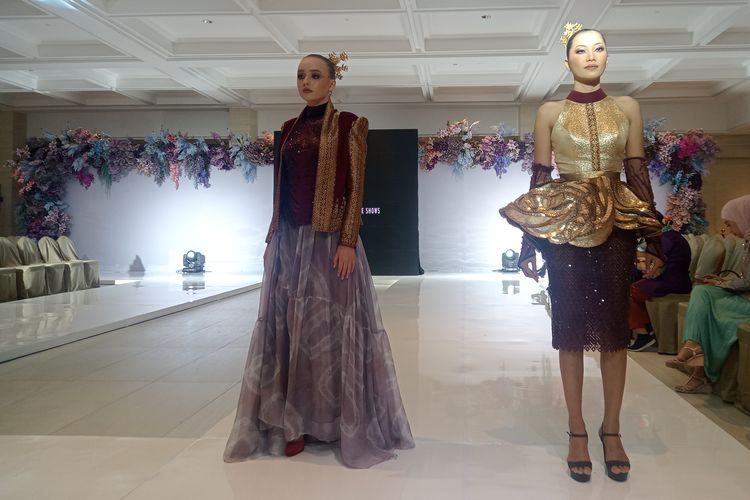 Hengki Kawilarang bawa koleksi yang terinspirasi dari Kerajaan Sriwijaya ke panggung New York Fashion Week (NYFW) 2023.