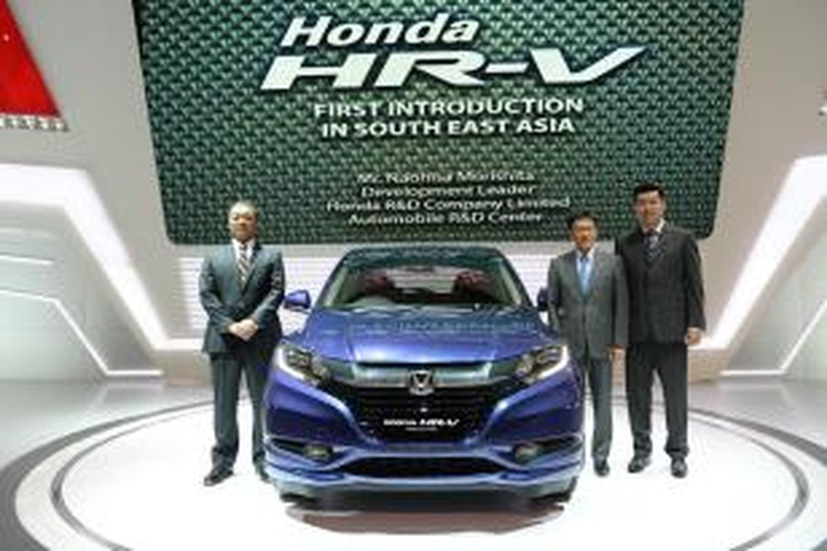 Presiden Direktur HPM Tomoki Uchida (kiri), LPL Honda HR-V Naohisa Morishita (tengah) dan Jonfis Fandy Direktur Pemasaran dan Layanan Purna Jual HPM saat berpose usai peluncuran HR-V di JIExpo, Kemayoran, Jakarta, (19/9/2014)