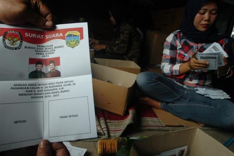 Penyortir tengah memeriksa surat suara calon tunggal Kabupaten Tasikmalaya di Gedung PGRI setempat, Senin (23/11/2015).