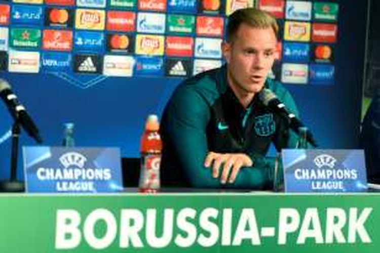 Kiper Barcelona, Marc-Andre Ter Stegen, memberikan keterangan pers pada Selasa (27/9/2016) di Moenchengladbach, jelang pertandingan penyisihan Group C Liga Champions melawan Borussia Moenchengladbach. 