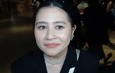Aktris Prilly Latuconsina menghadiri pemutaran serial baru yang dibintangi kekasihnya, Omara Esteghlal berjudul Bad Guys di CGV Grand Indonesia, Jakarta Pusat, Selasa (18/2/2025).