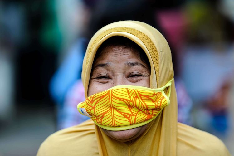 Warga menggunakan masker setelah melewati jembatan penyebrangan orang (JPO) dari stasiun Palmerah di Jakarta, Selasa (3/3/2020). Presiden Joko Widodo mengimbau warga untuk tidak panik, tetapi tetap waspada dengan tetap higienis serta menjaga imunitas tubuh usai mengumumkan dua orang Warga Negara Indonesia (WNI) positif terjangkit virus corona yang saat ini dirawat di ruang isolasi RSPI Sulianti Saroso, Jakarta.