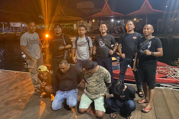 Polisi di Bintan mengamankan empat (duduk) dari tujuh pelaku dugaan penyelundupan TKI Ilegal ke Malaysia.
