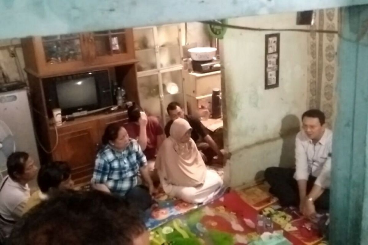 Calon gubernur nomor pemilihan dua DKI Jakarta Basuki Tjahaja Purnama atau Ahok seusai melayat di rumah Nenek Hindun, di Jalan Karet Karya, Jakarta Selatan, Senin (13/3/2017).