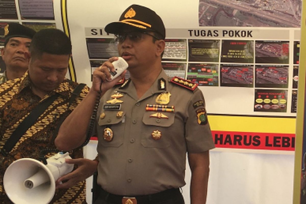 Kapolres Metro Bekasi, Kombes Asep Adi Saputra saat melakukan uji coba layanan satgas lancar jaya di parking bay 18 A Tol Jakarta-Cikampek, Jumat (16/5/2017). 