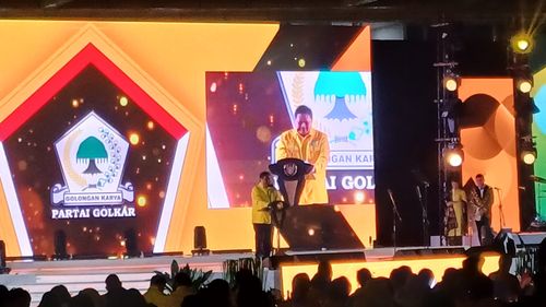 Gibran Batal Dilantik Jadi Kader di HUT Ke-59 Partai Golkar, Airlangga: Tunggu Saja