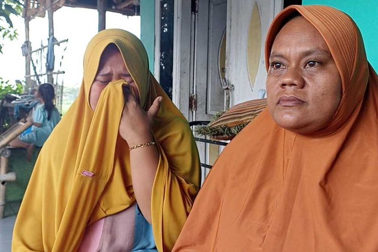 Munah (kanan) dan Dewi (kiri) menceritakan kisah Narmi (40), BMI asal Karawang yang 13 tahun bekerja tanpa kejelasan di Arab Saudi.
