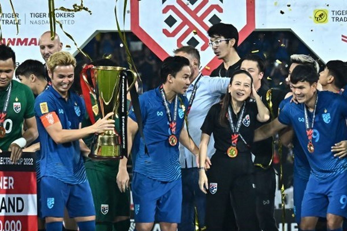 Kapten timnas Thailand, Theerathon Bunmathan (tengah), mengangkat trofi Piala AFF. Thailand menjadi juara Piala AFF 2022 usai menang 1-0 (agregat 3-2) atas Vietnam pada laga final yang digelar di Stadion Thammasat, Bangkok, pada Senin (16/1/2023) malam WIB.