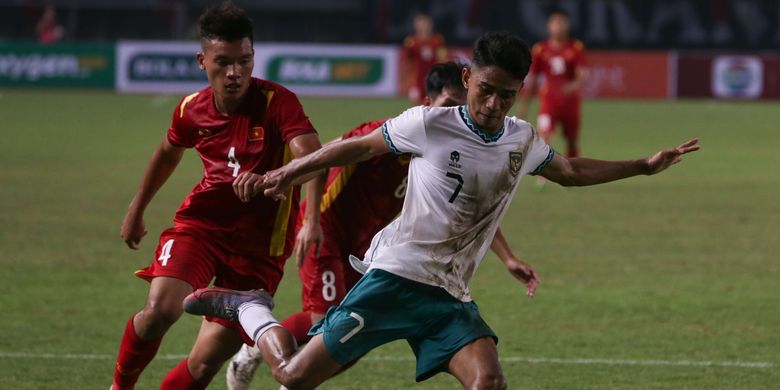 Pemain Timnas U19 Indonesia, Marselino Ferdinan menggiring bola saat melawan Vietnam pada laga perdana Grup A Piala AFF U19 2022 di Stadion Patriot Candrabhaga, Bekasi, Jawa Barat, Sabtu (2/7/2022) malam WIB. Kedua tim bermain imbang tanpa gol.