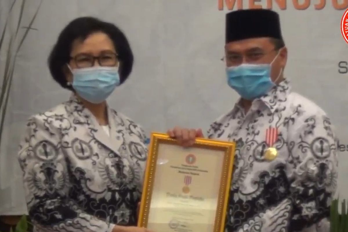  Gubernur Kepulauan Bangka Belitung Erzaldi Rosman saat menerima Anugerah Dwija Praja Nugraha dari PGRI